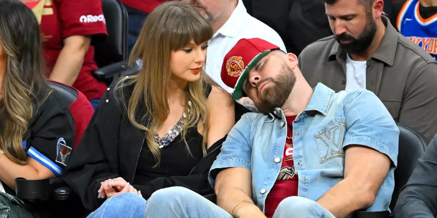 who was sitting with Taylor Swift at the Knicks game who was sitting with Taylor Swift at the Knicks game